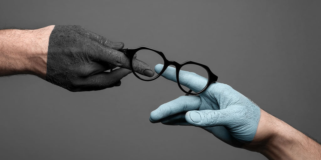 FUNK Brillenmanufaktur - Die fertige Brille kann überreicht werden